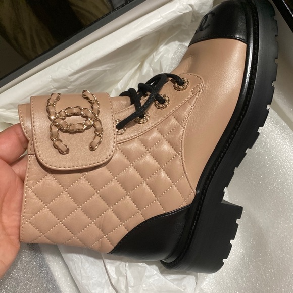 100% Auth NIB 2020 Chanel Interlocking CC Combat Boots 2 Tone 36.5 EUR sz US 6.5 - Picture 1 of 7